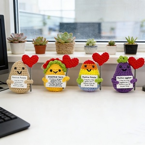 Regalo de San Valentín, Muñeco de Animal Tejido a Crochet Hecho a Mano, Abrazando un Corazón y un Ramo de Rosas, Decoración de Escritorio para Apoyo Emocional - Product Image 5