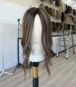 Topper respirant <span class=keywords><strong>en</strong></span> mono avec cheveux européens de qualité supérieure, alignés sur les cuticules, entièrement noués à la main, avec mèches caramel dimensionnelles, pour femmes souffrant de perte de cheveux - Product Image 2