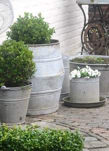 Macetas Modernas de Terracota y Metal de Calidad de Exportación con Acabado Resistente a los Rayos UV para Balcón, Patio, Césped y Jardines Urbanos en Venta - Product Image 4