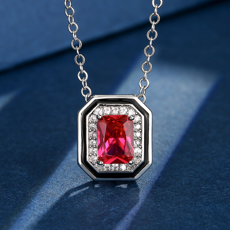 Colgante de corindón rojo con cadena.