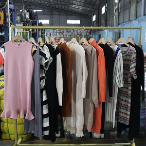 Abiti Firmati di Lusso Usati e Abbigliamento Autunno Inverno da Donna in Balle di Seconda Mano dal Regno Unito - Product Image 5