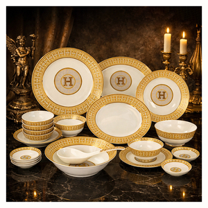 Luxueuze gouden serviesset uit Saoedi-Arabië, rond, inclusief dessertbord, saladekom en dienbladen, voor de eettafel. - Product Image 1