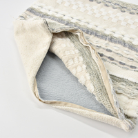 Housse de coussin en jacquard chenille en gros, taie d'oreiller décorative rayée et touffetée pour canapé, 100% polyester, décoration intérieure