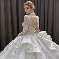 Robe de mariée de luxe 2026, col en V, manches longues, traîne chapelle, ornée de cristaux, richement perlée, coupe trapèze, jupe volumineuse à étages spectaculaire, style robe royale