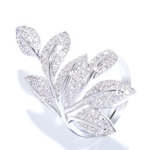 Anello Q524 in Oro Bianco con Diamanti, Fede Nuziale di Lusso per Donna, Colore D Naturale, Design a Foglia - Product Image 5