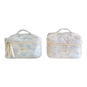 Borsa trapuntata per il trucco floreale pieghevole in PVC custodia per articoli da toeletta cosmetici da viaggio per uso bagno o regali per amici - Product Image 6