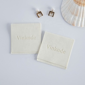 Pochette de luxe simple en microfibre 8*8 pour bijoux, boucles d'oreilles, colliers et bagues, avec logo personnalisé en relief, faible MOQ - Product Image 5