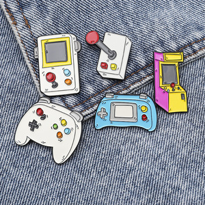 Épingle de revers tv de console de jeu personnalisée de haute qualité, badge de manette de jeu en métal, jeu vidéo rétro vintage en émail - Product Image 6