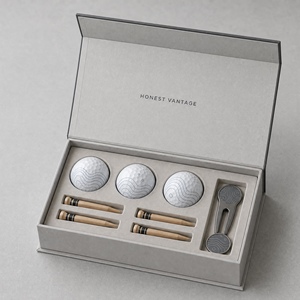 Caja de regalo de golf de alta gama, juego de 3 pelotas de golf, tees de madera, herramienta para reparar el green, marcador de pelota, paquete de regalo personalizado para golfistas. - Product Image 1