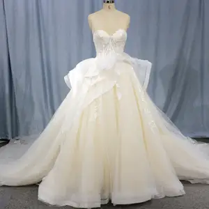 フリルとの結婚式のユニークなアフリカの恋人メッシュウェディングドレスレースアップリケ花嫁ドレス