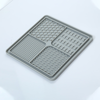 Tapis à lécher personnalisable en silicone de qualité alimentaire à 4 sections avec ventouses puissantes, mangeoire lente antidérapante