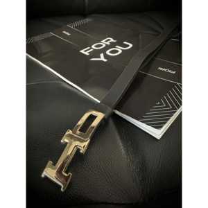 Ceinture en cuir véritable Fiori réglable avec boucle à lettres, design solide et durable pour femmes - Product Image 2