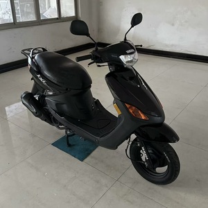 Scooter Yamaha JOG 100cc <span class=keywords><strong>d</strong></span>'<span class=keywords><strong>occasion</strong></span>, <span class=keywords><strong>cyclomoteur</strong></span> à essence <span class=keywords><strong>d</strong></span>'<span class=keywords><strong>occasion</strong></span>, scooter <span class=keywords><strong>d</strong></span>'<span class=keywords><strong>occasion</strong></span> fiable pour les trajets quotidiens et le transport urbain - Product Image 1