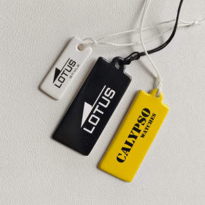 Etiqueta colgante de goma de PVC personalizada DP42 para ropa y ropa de moda con diseño de cordón de logotipo y agujero o cuerda para sombreros y bolsos - Product Image 2