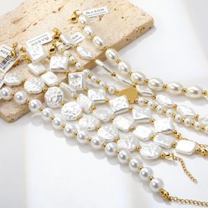 Bracelet pour femme en acier inoxydable plaqué or 18 carats, étanche, avec breloques carrées, rondes, étoiles et perles, design tendance - Product Image 1