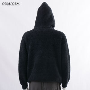 เสื้อสเวตเตอร์ขนฟูพิมพ์โลโก้ตามสั่งสำหรับผู้ชาย แขนยาว มีฮู้ด ผ้าถักนิตติ้งเนื้อนุ่ม น้ำหนักผ้า 380 กรัม ผลิตด้วยเครื่องจักร เหมาะสำหรับฤดูหนาว - Product Image 4