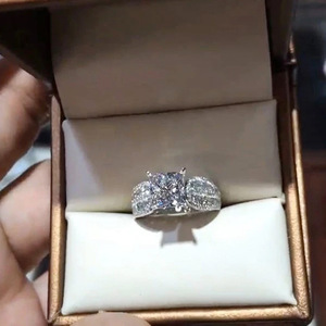 Anello da Sposa di Lusso con Zirconi Incastonati per Donne, Elegante Regalo di Nozze, Gioiello da Dito - Product Image 4