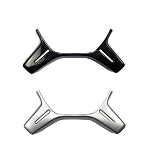 Autocollants pour cadre de volant Mercedes-Benz, texture en fibre de carbone argentée mate, ABS, installation avec ruban adhésif 3M - Product Image 1