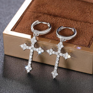Colgante de Cruz de Plata 925 con Baño de Rodio y Cristales de Imitación con Engaste de Garra, Joyería Religiosa Cristiana Unisex - Product Image 5