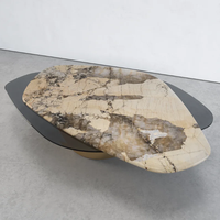 Table basse résidentielle Dream Home en matériaux mixtes, plateau ovale arrondi en marbre et bois, pieds massifs bombés