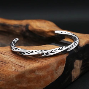 Yunnique – Bracelet ouvert en acier inoxydable pour hommes, motif flèche, en forme de C, design géométrique, bijoux cadeau - Product Image 3