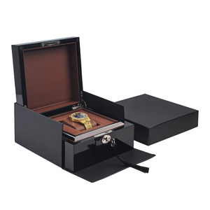 Scatola Porta Orologio Singolo in Legno con Logo Personalizzato e Interni in Pelle Lusso Laccata Nero Pianoforte con Serrature - Product Image 1