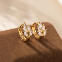 Boucles d'oreilles créoles personnalisées OEM en gros, boucles d'oreilles Huggie, boucles d'oreilles CZ en forme de feuille marquise, plaqué or, cuivre, laiton pour femmes