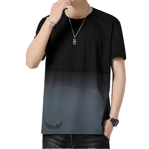T-shirt à manches courtes pour homme, couleur dégradée, col rond, coupe classique, tricoté avec logo au bas du bas du tissu - Product Image 1