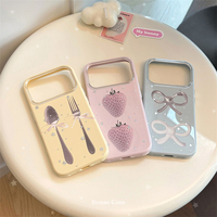 Coque de téléphone style coréen mignonne et douce avec motif fraise, nœud, fourchette et cuillère pour iPhone 18 Pro Max 17 16 15, avec protection de l'objectif et cadre large