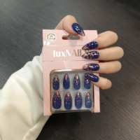 24 faux ongles à presser bleu foncé avec motifs floraux dorés, forme stiletto moyenne ou amande, en ABS, réutilisables, style luxueux et brillant