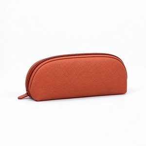 Bolsa de Maquillaje de Moda con Forma de Arco, de Cuero PU Color Terracota, 29x5x10cm, Textura Mate, con Cierre, Estuche para Brochas y Lápices, Organizador de Viaje Personalizable - Product Image 3
