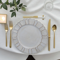 Assiette de présentation de luxe en plastique PP, forme festonnée, 13 pouces, personnalisable, blanche, élégante et durable, pour mariages et réceptions, vente en gros