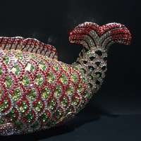 Pochette de soirée artisanale en cuir synthétique avec strass et cristaux métalliques ajourés, motif poisson rouge
