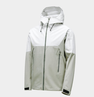 Veste à capuche bicolore bleu glace et violet, poche zippée sur le bras, poches latérales zippées, coupe-vent technique color block