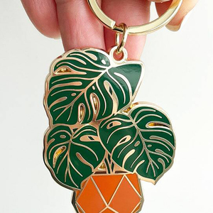 Sleutelhanger van zacht emaille, schattig planten sleutelhangerje, plantenbedeltjes, metalen Alocasia Variegated Monstera Deliciosa sleutelhanger van hard emaille - Product Image 1