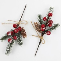 Décorations de branches de Noël comprenant des flocons de neige, des aiguilles de pin, des branches de fleurs et des plantes artificielles avec des baies rouges