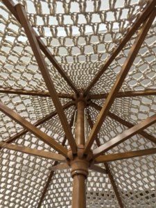 Parasol en corde de coton tressée à la main LS avec pompons décoratifs en macramé, idéal pour patio, plage, café en plein air - Product Image 5
