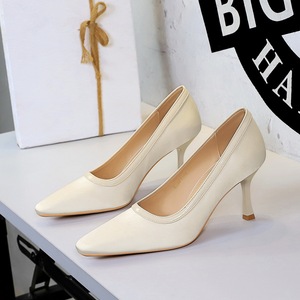 Escarpins noirs en satin à talons aiguilles avec bordure vernie, élégants pour le bureau, pour femme - Product Image 4