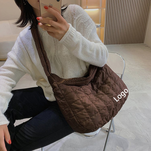 Sac fourre-tout matelassé tendance de couleur unie pour femme, sac à bandoulière léger en coton rembourré avec fermeture éclair - Product Image 3