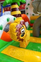 Château gonflable pour enfants avec toboggan, trampoline et obstacles, thème jungle