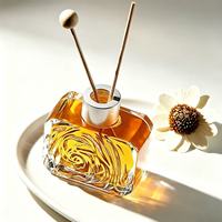 Bouteille diffuseur de parfum en verre carrée transparente de 100 ml avec col vissé, motif tourbillon gaufré, base épaisse, logo personnalisé, pour décoration d'intérieur et cadeau