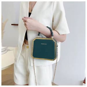 Bolso de Mano Cuadrado con Cadena para Mujer, Pequeño, Elegante y Ligero, Estilo Europeo y Americano, Personalizable - Product Image 5