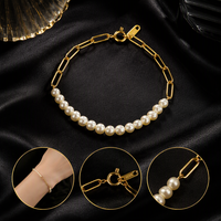 Bracelet de perles design avec chaîne fine en acier inoxydable doré et détails en perles d'eau douce – Bijou de poignet tendance