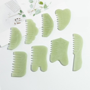 Venta al por mayor Xiuyan Jade peine Natural Gua Sha cuero cabelludo masaje peine cabeza meridiano herramienta de raspado Facial para relajarse - Product Image 3