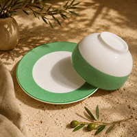 Vaisselle en céramique JQY, fournitures OEM, assiettes à dîner personnalisées avec bordure verte, collection en gros, vaisselle en porcelaine pour restaurants