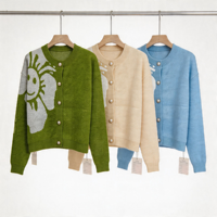 Private Label Grasgrüner Smiley-Blumen Jacquard Rundhals-Strickjacke mit Perlenknöpfen, Kurze Damen-Strickjacke mit Langen Ärmeln