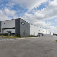 Entrepôt à structure en acier durable, plusieurs baies de chargement, atelier métallique, bâtiment industriel résistant aux intempéries