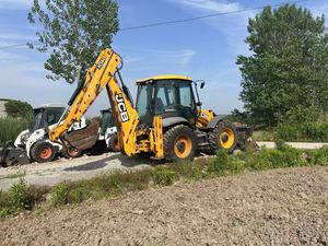 รถตักล้อยาง JCB รุ่น 4CX สีเหลือง มือสอง สำหรับงานก่อสร้าง พร้อมหัวตักด้านหน้าและแขนขุด น้ำหนักเครื่องยนต์ 7000 กก. ใช้งานมาแล้ว 0-2000 ชั่วโมง - Product Image 2