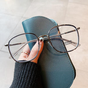 Gafas Rectangulares para Mujer Qianai, Lentes con Filtro de Luz Azul, Estilo Urbano Moderno, Tamaño Mediano - Product Image 4