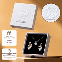 Boîte à tiroir en papier rigide blanc rose avec logo personnalisé en relief, emballage de luxe pour bijoux, bagues, boucles d'oreilles, colliers